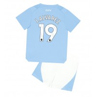 Camiseta Manchester City Julian Alvarez #19 Primera Equipación para niños 2023-24 manga corta (+ pantalones cortos)
